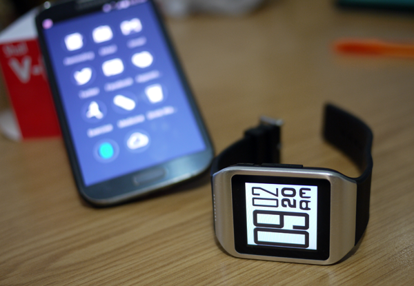 polaroid-smartwatch-connected-to-galaxy-s4
