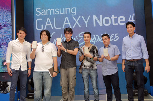 The first four owners of the Samsung Galaxy Note 4 (from left) Ronald Guanzon, Andre Raymundo, Rodolfo Torres and Jessie Bulan pose with Samsung Electronics Philippines Co. officials Minsu Chu, business unit adviser for mobile (left) and Chung Lyong  Lee, president and managing director (right) 
