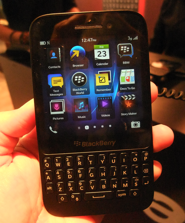 blackBerry-Q5-actual-photo-front2