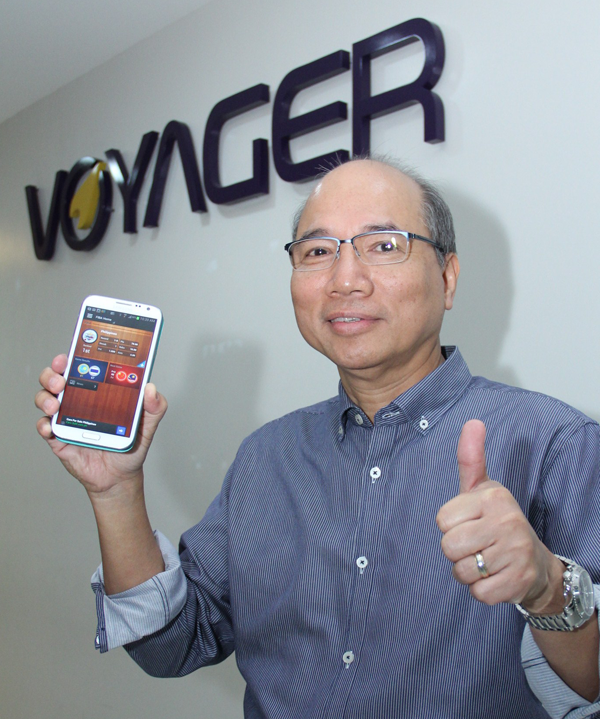 BASKETBALL IN YOU POCKET. PinoyHoops mobile app gives users access to real-time updates and scores, game alerts and highlights, player stats, standings, and schedules straight from their mobile devices. In photo is Smart Chief Wireless Advisor Orlando B. Vea proudly showing the mobile app.