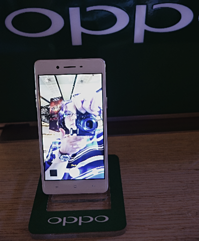 taking selfie with oppo f1